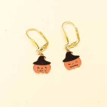 Kleine vergoldete Ohrringe mit orangefarbenem Kürbis-Gesicht, schwarzem Hut und Klappbrisur für Halloween.