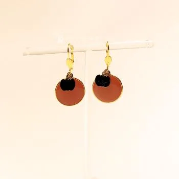 Handgefertigter Modeschmuck mit Hasenmotiv aus versilbertem Metall.