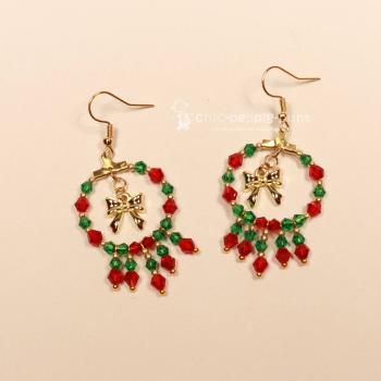 Ohrringe Weihnachten Kranz aus Perlen aufgefädelt mit Schleife, vergoldeter Modeschmuck, handmade chic-peppig-bunt