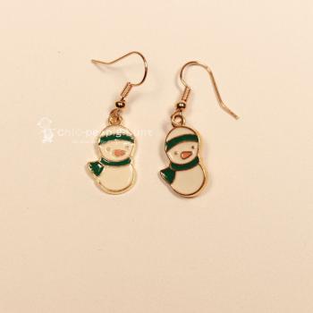 Ohrringe Weihnachten Schneemann weiß vergoldet emailliert, Modeschmuck mit Fischhaken, handmade chic-peppig-bunt