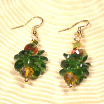 Ohrringe Weihnachten Tannenzapfen grüne Perlen vergoldet, Modeschmuck mit Fischhaken, handmade chic-peppig-bunt