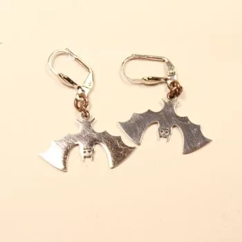 Handgefertigte Fledermaus-Ohrringe aus Edelstahl mit versilberter Klappbrisur für Halloween und Fasching.