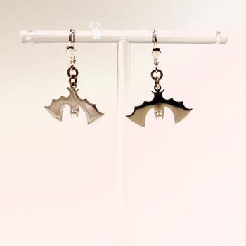 Handgefertigter Modeschmuck mit Hasenmotiv aus versilbertem Metall.