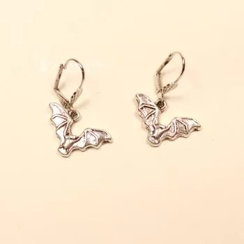 Handgefertigte Fledermaus-Ohrringe in Silber-Optik mit versilberter Klappbrisur für Halloween und Karneval.