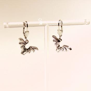 Handgefertigter Modeschmuck mit Hasenmotiv aus versilbertem Metall.