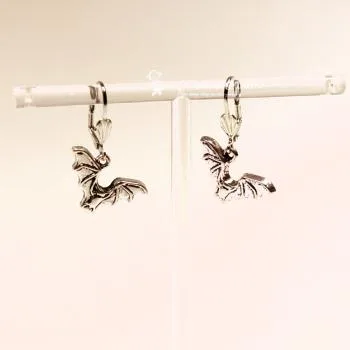 Handgefertigter Modeschmuck mit Hasenmotiv aus versilbertem Metall.