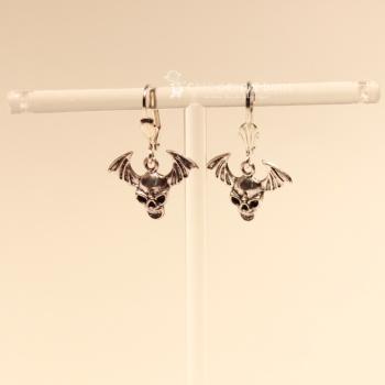 Handgefertigter Modeschmuck mit Hasenmotiv aus versilbertem Metall.