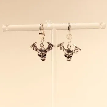 Handgefertigter Modeschmuck mit Hasenmotiv aus versilbertem Metall.