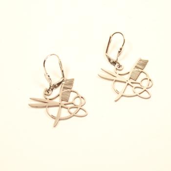 Handgefertigte Edelstahl-Ohrringe mit Kamm- und Scheren-Motiv an versilberten Klappbrisuren.