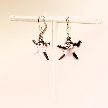 Handgefertigter Modeschmuck mit Hasenmotiv aus versilbertem Metall.