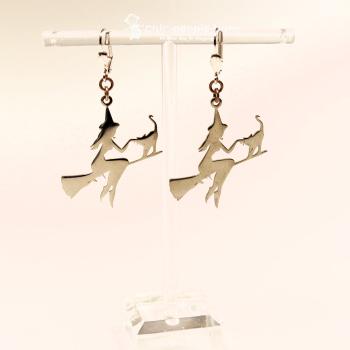 Handgefertigter Modeschmuck mit Hasenmotiv aus versilbertem Metall.