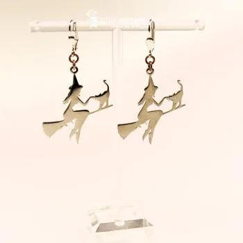 Handgefertigter Modeschmuck mit Hasenmotiv aus versilbertem Metall.