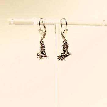 Handgefertigter Modeschmuck mit Hasenmotiv aus versilbertem Metall.