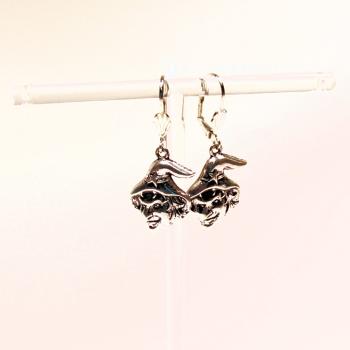 Handgefertigter Modeschmuck mit Hasenmotiv aus versilbertem Metall.