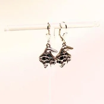 Handgefertigter Modeschmuck mit Hasenmotiv aus versilbertem Metall.