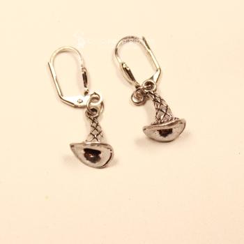 Handgefertigte silberfarbene Ohrringe in Hexenhut-Form mit versilberter Klappbrisur für Halloween und Fasching.