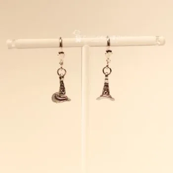 Handgefertigter Modeschmuck mit Hasenmotiv aus versilbertem Metall.