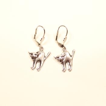 Handgefertigte silberfarbene Ohrringe mit Katzen-Motiv und versilberter Klappbrisur für Halloween, Karneval und Katzenliebhaber.