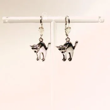 Handgefertigter Modeschmuck mit Hasenmotiv aus versilbertem Metall.