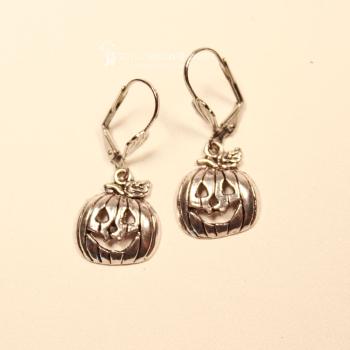Handgefertigte silberfarbene Ohrringe mit lachendem Kürbis-Gesicht und versilberter Klappbrisur für Halloween und Fasching.