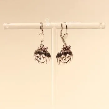 Handgefertigter Modeschmuck mit Hasenmotiv aus versilbertem Metall.