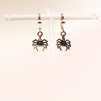 Handgefertigter Modeschmuck mit Hasenmotiv aus versilbertem Metall.