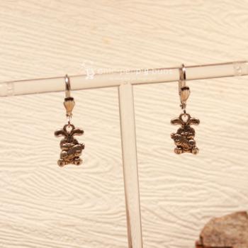 Handgefertigter Modeschmuck mit Hasenmotiv aus versilbertem Metall.