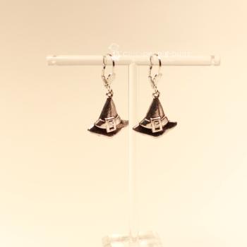 Handgefertigter Modeschmuck mit Hasenmotiv aus versilbertem Metall.