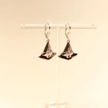 Handgefertigter Modeschmuck mit Hasenmotiv aus versilbertem Metall.