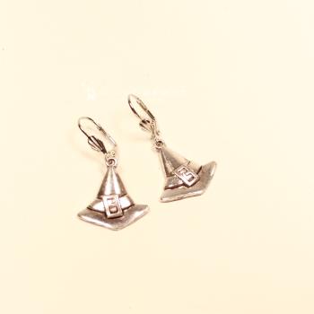 Handgefertigte silberfarbene Ohrringe in großer Hexenhut-Form mit versilberter Klappbrisur für Halloween und Fasching.  Kurzbeschreibung