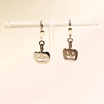 Handgefertigter Modeschmuck mit Hasenmotiv aus versilbertem Metall.