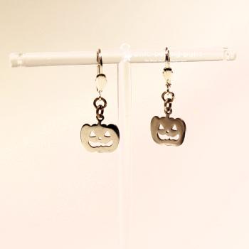 Handgefertigter Modeschmuck mit Hasenmotiv aus versilbertem Metall.