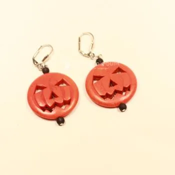 Handgefertigte Halloween Ohrringe mit orangefarbenen Kürbis-Perlen, Gesichtern und versilberter Klappbrisur.