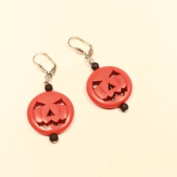 Handgefertigte Halloween-Ohrringe mit grinsender Kürbis-Perle, schwarzen Akzentperlen und versilberter Klappbrisur.