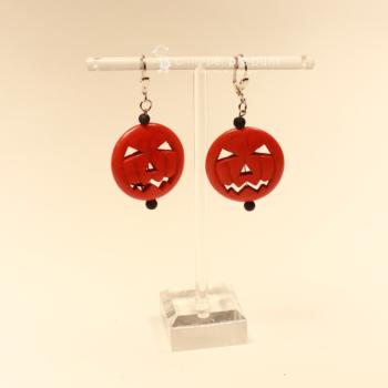 Handgefertigter Modeschmuck mit Hasenmotiv aus versilbertem Metall.