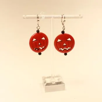 Handgefertigter Modeschmuck mit Hasenmotiv aus versilbertem Metall.