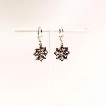 Handgefertigter Modeschmuck mit Hasenmotiv aus versilbertem Metall.