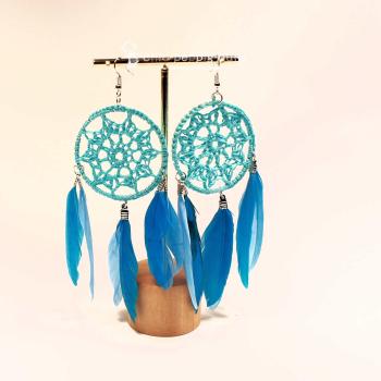 Handgefertigter Modeschmuck mit Hasenmotiv aus versilbertem Metall.