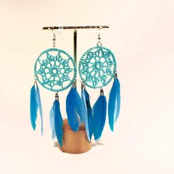 Handgefertigter Modeschmuck mit Hasenmotiv aus versilbertem Metall.