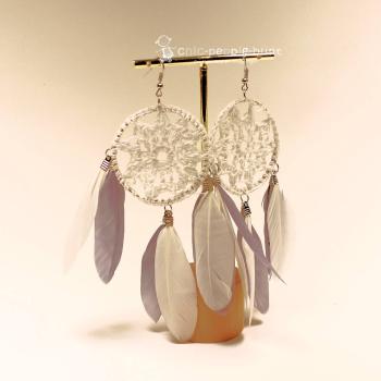 Handgefertigter Modeschmuck mit Hasenmotiv aus versilbertem Metall.