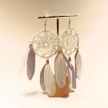 Handgefertigter Modeschmuck mit Hasenmotiv aus versilbertem Metall.