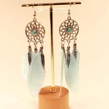 Handgefertigter Modeschmuck mit Hasenmotiv aus versilbertem Metall.