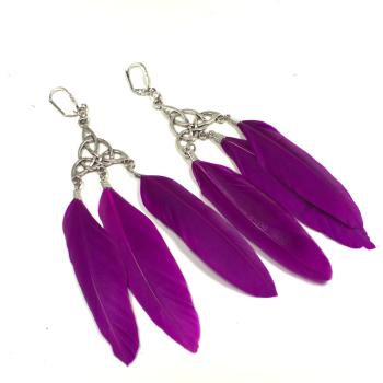 Lange silberne Traumfänger-Ohrringe mit lila Federn und versilberter Klappbrisur für Damen.
