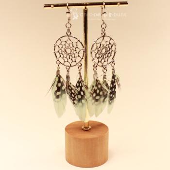 Handgefertigter Modeschmuck mit Hasenmotiv aus versilbertem Metall.