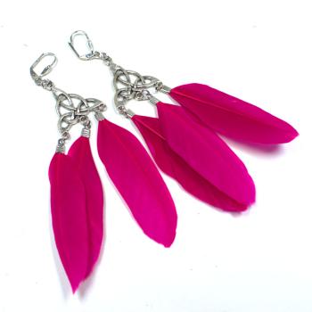 Lange silberne Traumfänger-Ohrringe mit leuchtend pinken Federn und versilberter Klappbrisur für Damen.