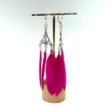 Handgefertigter Modeschmuck mit Hasenmotiv aus versilbertem Metall.