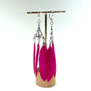 Handgefertigter Modeschmuck mit Hasenmotiv aus versilbertem Metall.