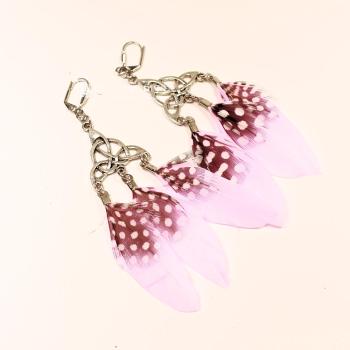 Lange silberne Traumfänger-Ohrringe mit rosa-schwarzen Punkt-Federn und versilberter Klappbrisur für Damen.