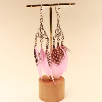 Handgefertigter Modeschmuck mit Hasenmotiv aus versilbertem Metall.