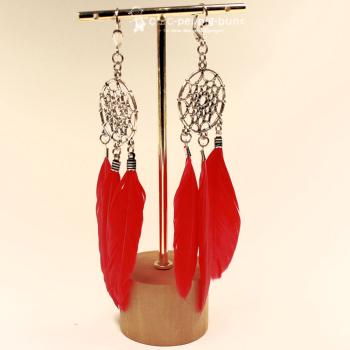 Handgefertigter Modeschmuck mit Hasenmotiv aus versilbertem Metall.